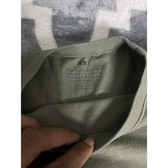 H&M Boys Long Sleeve Crew Neck T-Shirt Boys Size 5T/6 - Picture 2 of 2